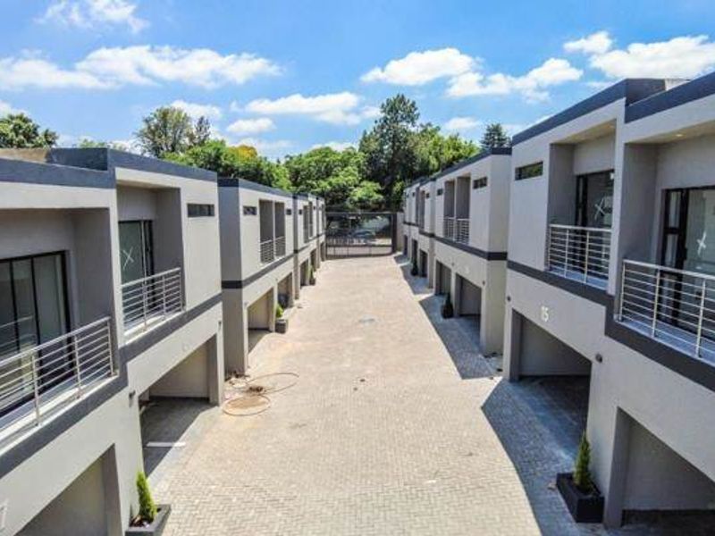 Townhouse For Sale in Bryanston, Sandton - Photo 4