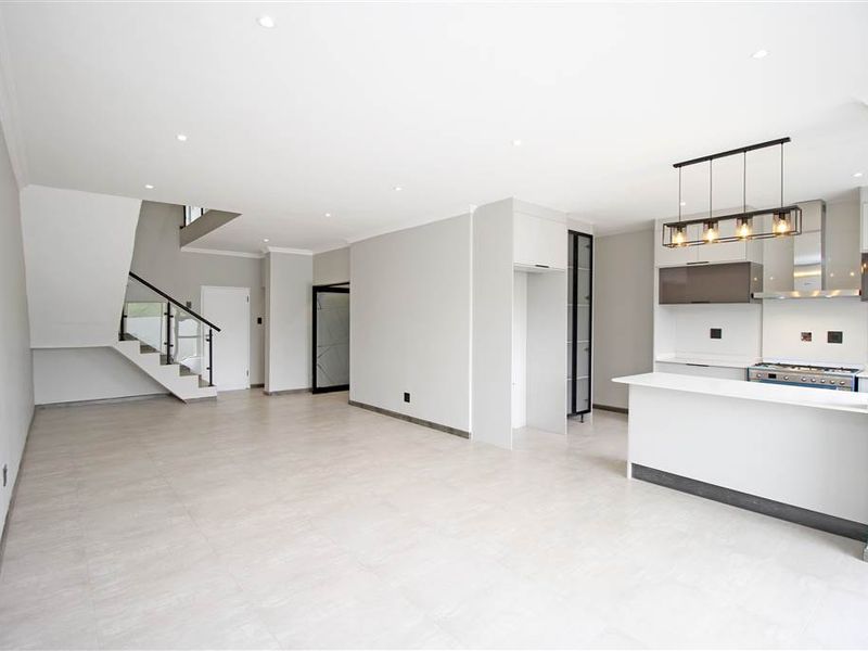 Townhouse For Sale in Bryanston, Sandton - Photo 3