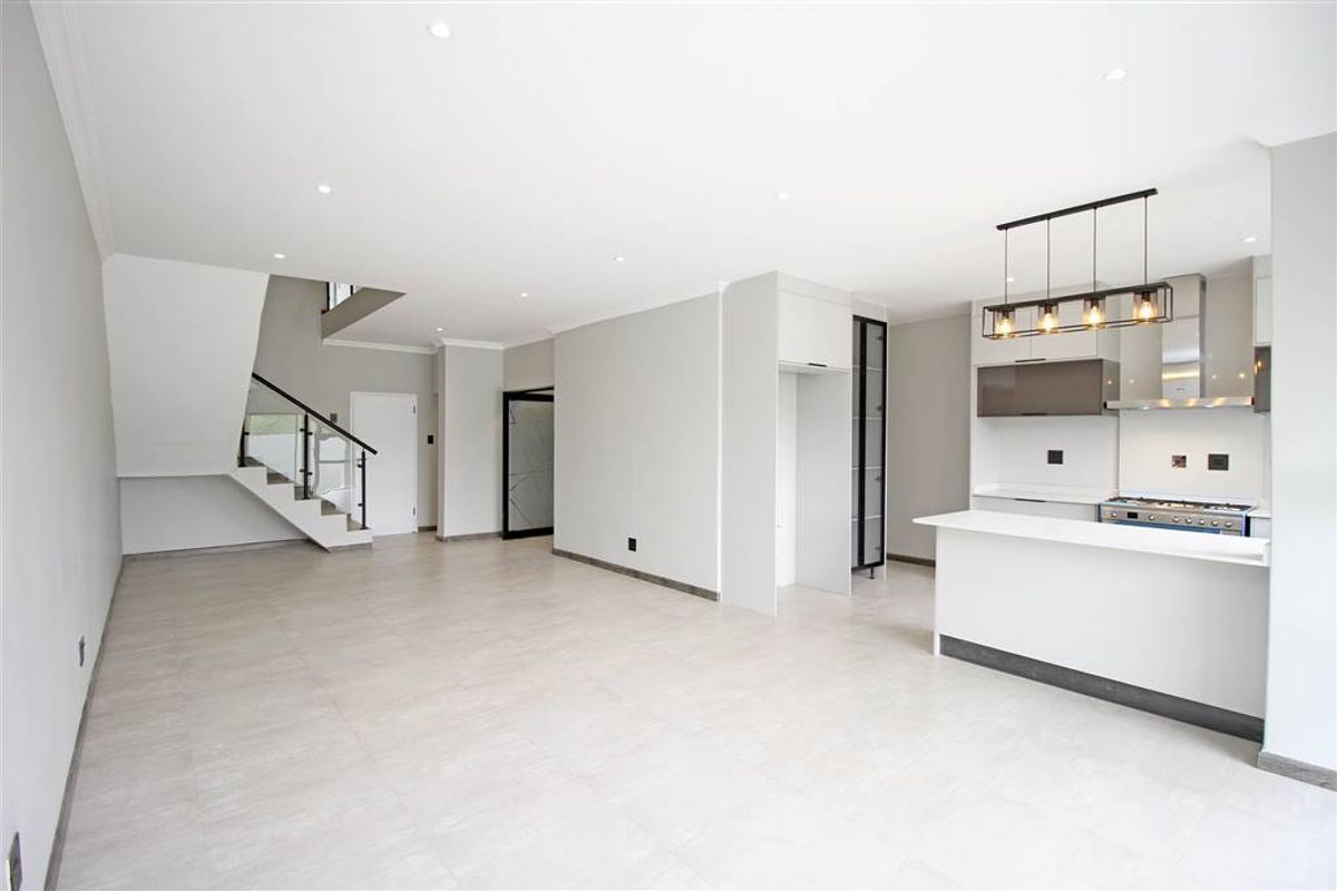 Townhouse For Sale in Bryanston, Sandton - Photo 3