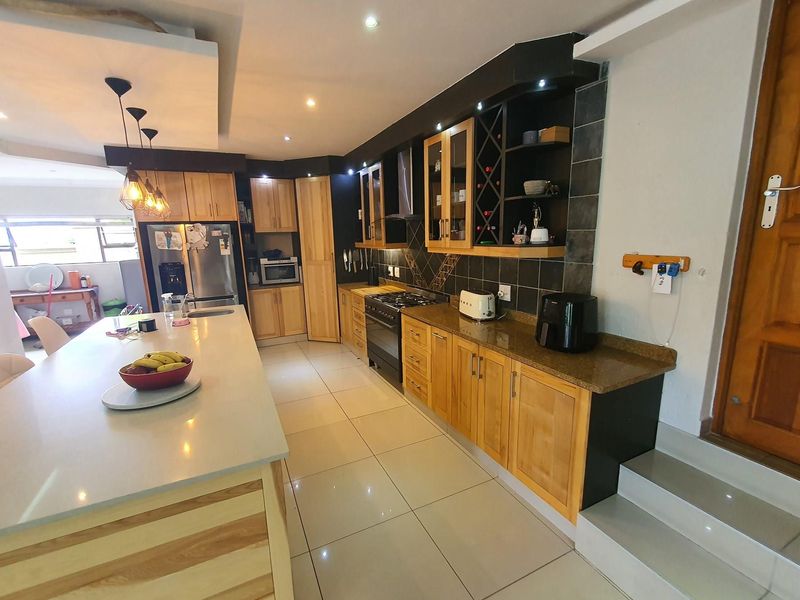 SHELLY BEACH. Stunning home in a secure eco estate. - Photo 5