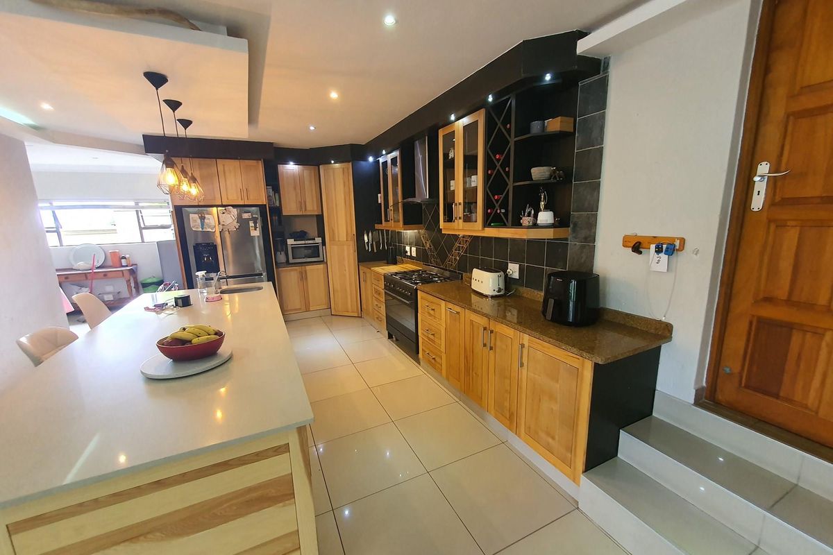 SHELLY BEACH. Stunning home in a secure eco estate. - Photo 5