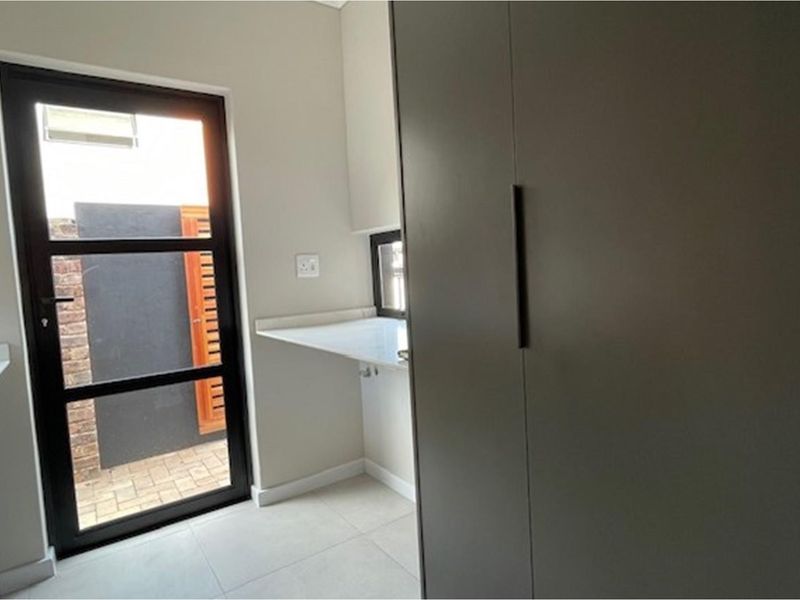 Modern 3 Bed 2 bath duplex in central location to Sandton CBD - Photo 9