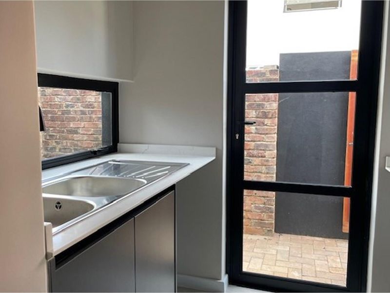 Modern 3 Bed 2 bath duplex in central location to Sandton CBD - Photo 8