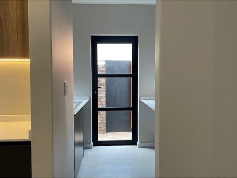 Modern 3 Bed 2 bath duplex in central location to Sandton CBD - Photo 7