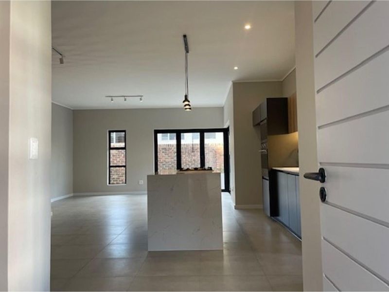 Modern 3 Bed 2 bath duplex in central location to Sandton CBD - Photo 3