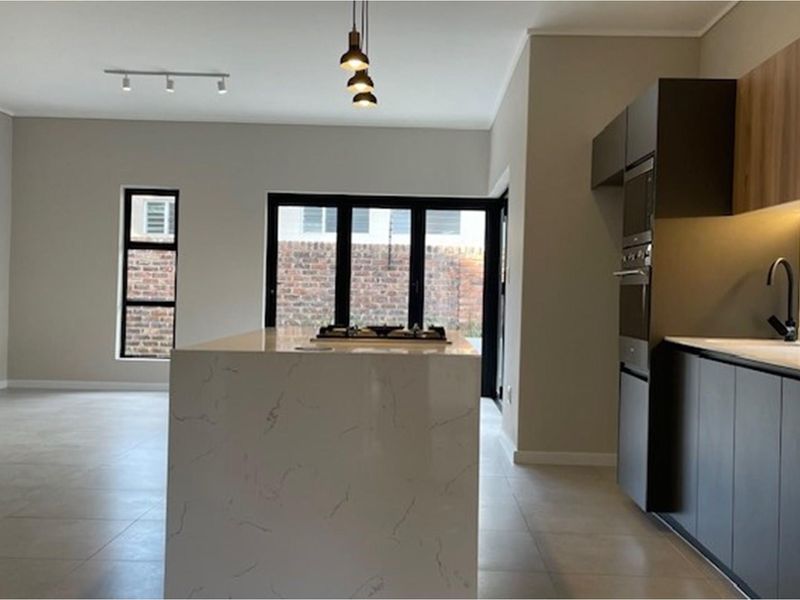 Modern 3 Bed 2 bath duplex in central location to Sandton CBD - Photo 4