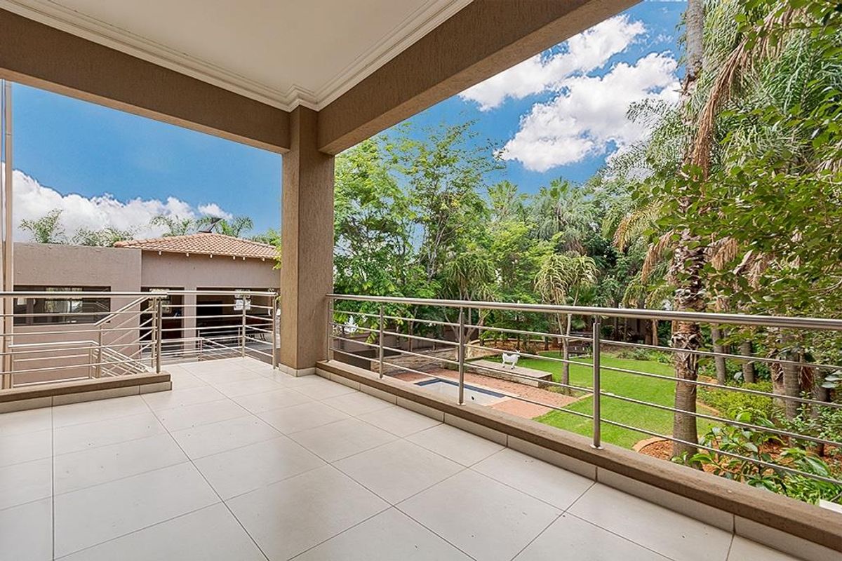 House For Sale in Bedfordview - Photo 2