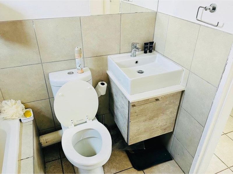 Contemporary 2-Bed Apartment in Sagewood - Photo 5