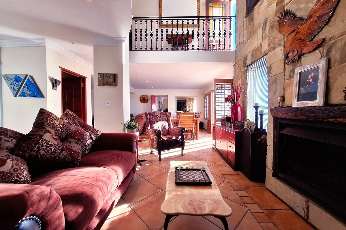 Escape to Coastal Bliss: A Stunning Tuscan Retreat Just Steps from the Golden Mile Beach. - Photo 5