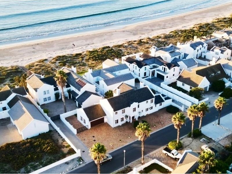 Escape to Coastal Bliss: A Stunning Tuscan Retreat Just Steps from the Golden Mile Beach. - Photo 2