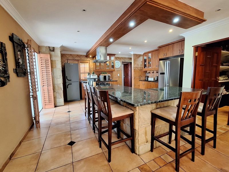 Escape to Coastal Bliss: A Stunning Tuscan Retreat Just Steps from the Golden Mile Beach. - Photo 8