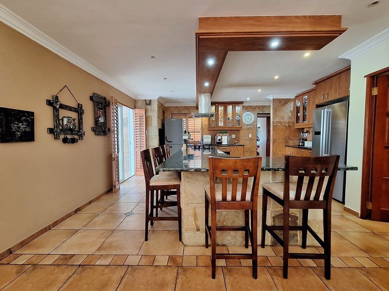 Escape to Coastal Bliss: A Stunning Tuscan Retreat Just Steps from the Golden Mile Beach. - Photo 7