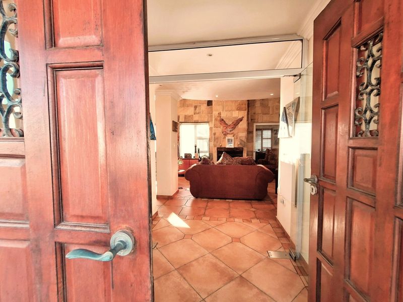 Escape to Coastal Bliss: A Stunning Tuscan Retreat Just Steps from the Golden Mile Beach. - Photo 3