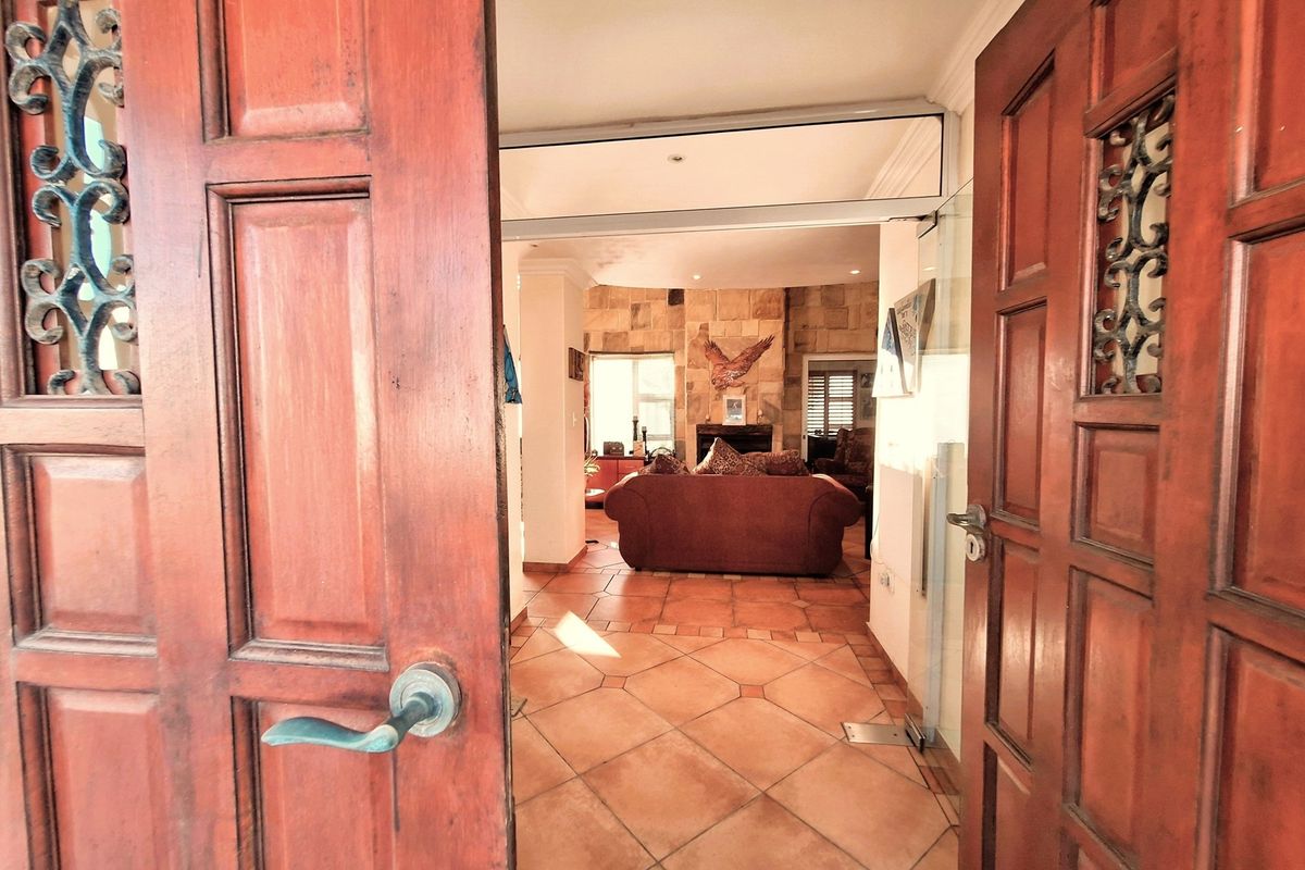 Escape to Coastal Bliss: A Stunning Tuscan Retreat Just Steps from the Golden Mile Beach. - Photo 3