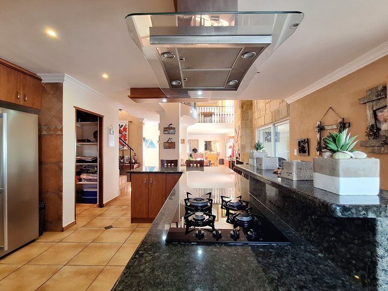 Escape to Coastal Bliss: A Stunning Tuscan Retreat Just Steps from the Golden Mile Beach. - Photo 10