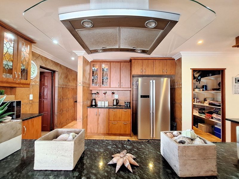 Escape to Coastal Bliss: A Stunning Tuscan Retreat Just Steps from the Golden Mile Beach. - Photo 9