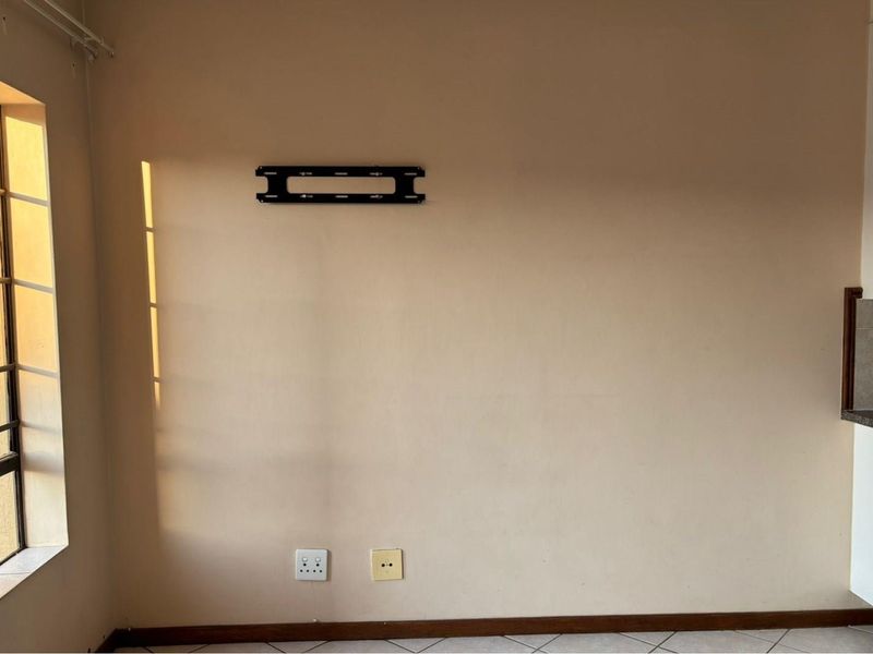 Charming Bachelor Unit with Carport in Crescent Glades Estate - Photo 5