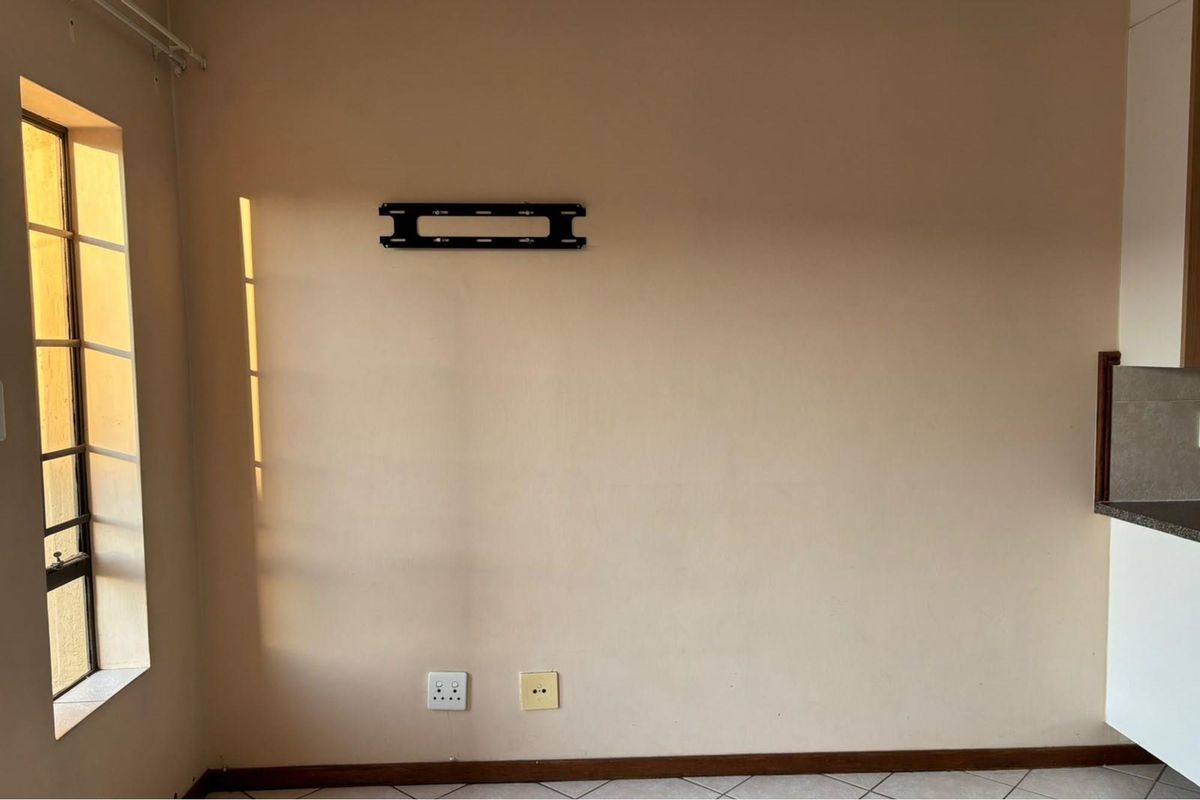 Charming Bachelor Unit with Carport in Crescent Glades Estate - Photo 5