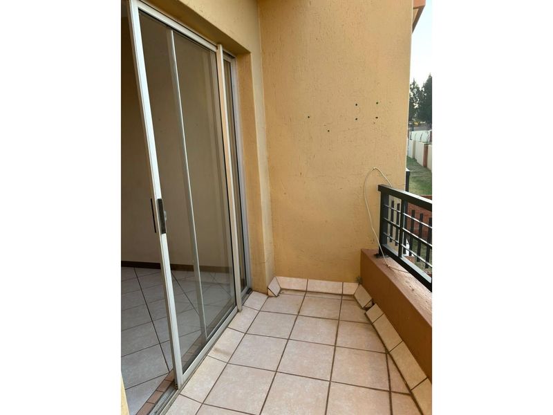 Charming Bachelor Unit with Carport in Crescent Glades Estate - Photo 4