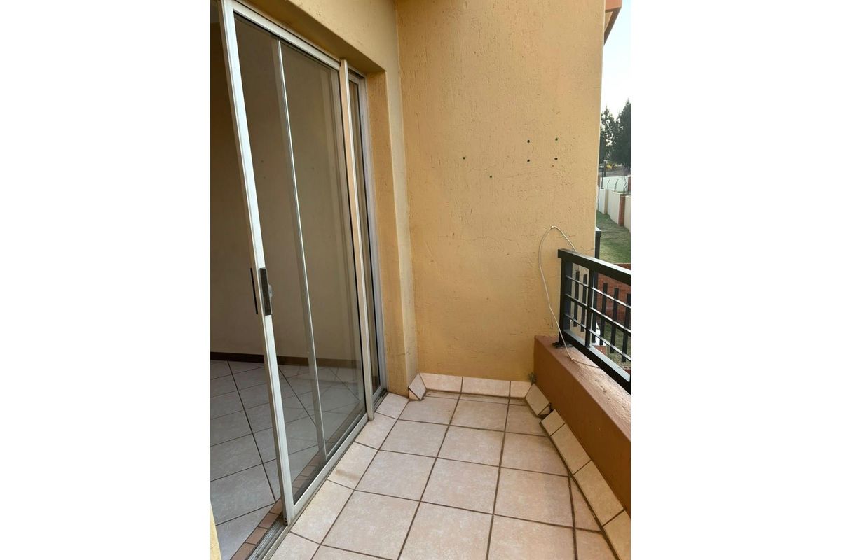 Charming Bachelor Unit with Carport in Crescent Glades Estate - Photo 4