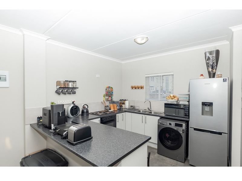 Modern 2-Bedroom Duplex in a Secure Complex in Haasendal - Corner Unit with Private Garden - Photo 10