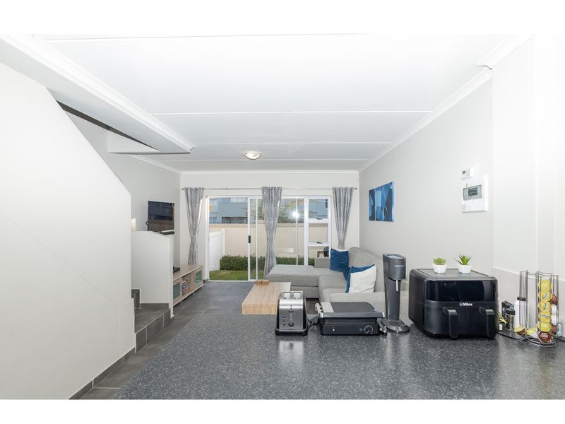 Modern 2-Bedroom Duplex in a Secure Complex in Haasendal - Corner Unit with Private Garden - Photo 9