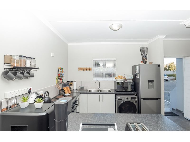Modern 2-Bedroom Duplex in a Secure Complex in Haasendal - Corner Unit with Private Garden - Photo 5