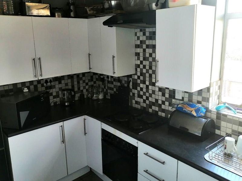 Vanderbijlpark * SE 1 * 2 Bedroom Flat * Kitchen * Bathroom * Lounge * Garage * Balcony - Photo 6