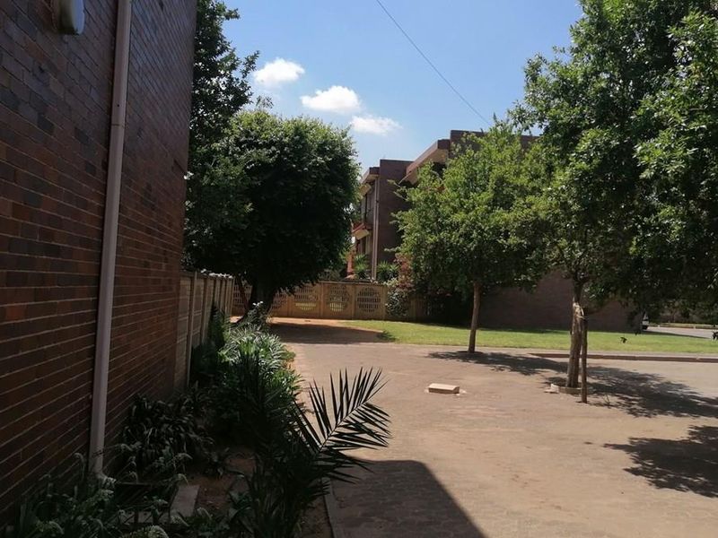 Vanderbijlpark * SE 1 * 2 Bedroom Flat * Kitchen * Bathroom * Lounge * Garage * Balcony - Photo 2