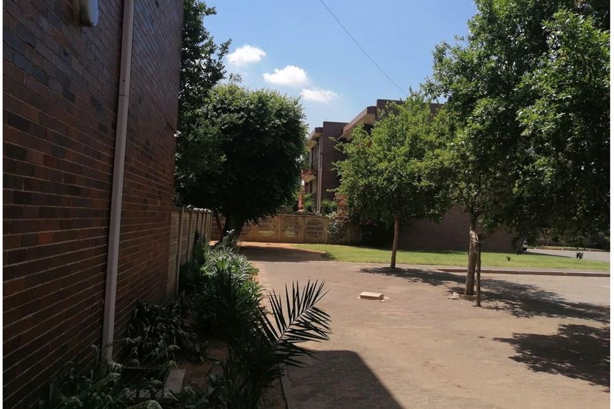 Vanderbijlpark * SE 1 * 2 Bedroom Flat * Kitchen * Bathroom * Lounge * Garage * Balcony - Photo 2