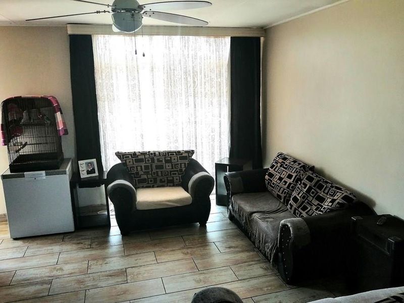 Vanderbijlpark * SE 1 * 2 Bedroom Flat * Kitchen * Bathroom * Lounge * Garage * Balcony - Photo 5