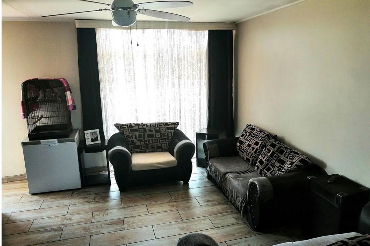 Vanderbijlpark * SE 1 * 2 Bedroom Flat * Kitchen * Bathroom * Lounge * Garage * Balcony - Photo 5