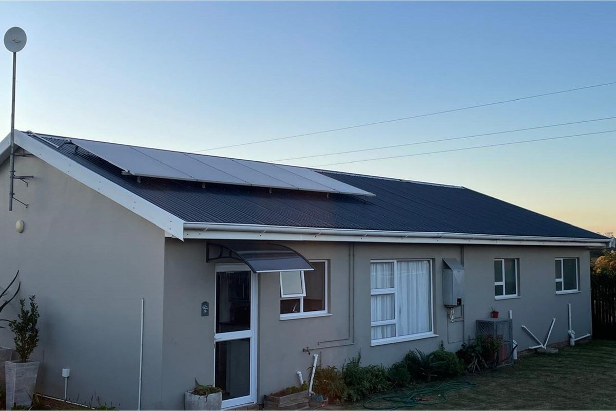 3 Bedroom modern, move in ready, OFF -THE-GRID coastal gem in Glen Eden - Photo 2