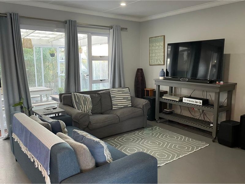 3 Bedroom modern, move in ready, OFF -THE-GRID coastal gem in Glen Eden - Photo 9