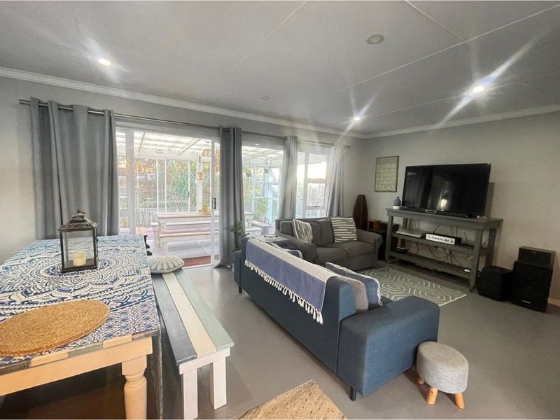 3 Bedroom modern, move in ready, OFF -THE-GRID coastal gem in Glen Eden - Photo 10