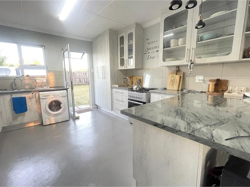 3 Bedroom modern, move in ready, OFF -THE-GRID coastal gem in Glen Eden - Photo 8