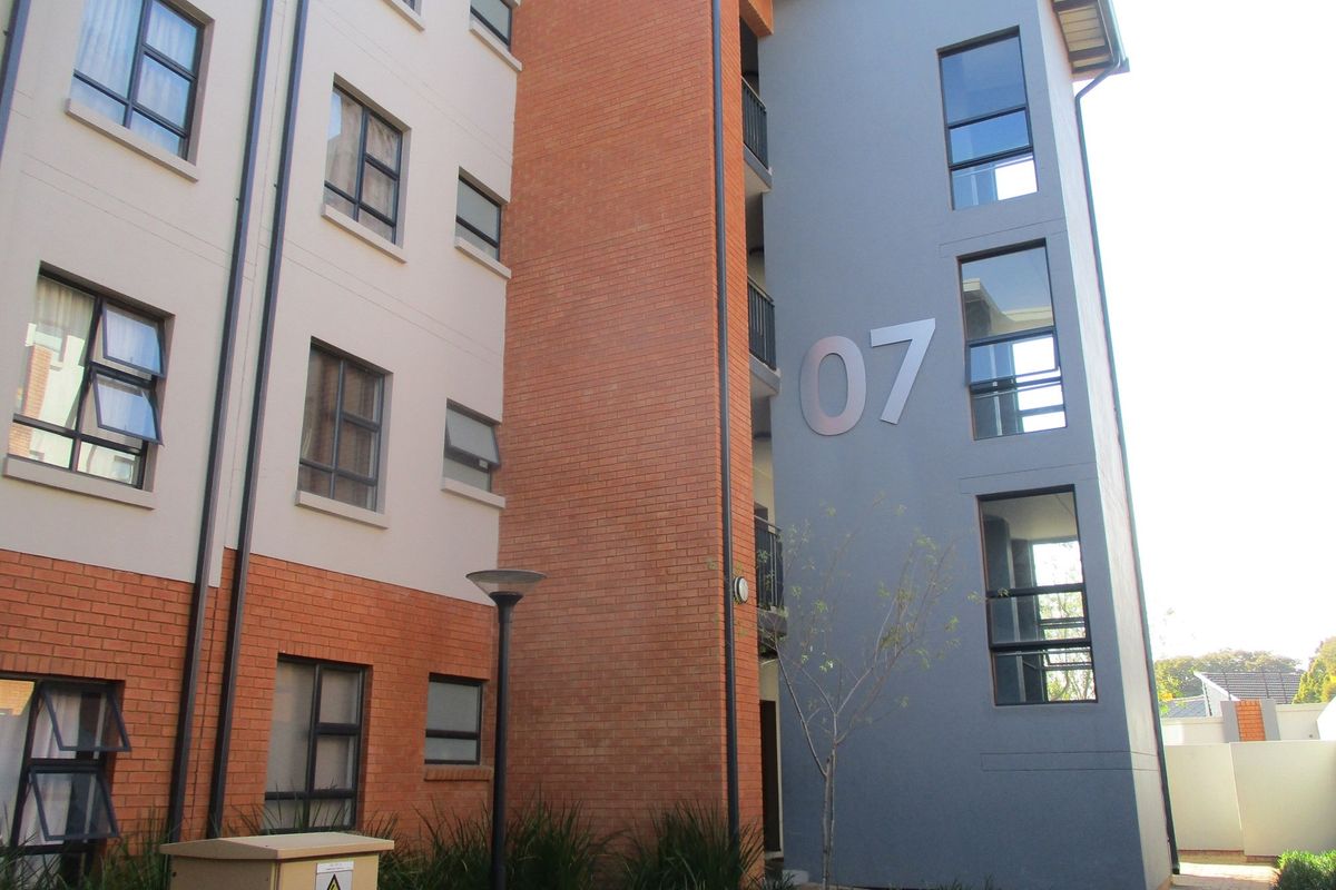 "Modern 2-Bed Apartment for Sale -Glen Marais "Price Reduced - Photo 2
