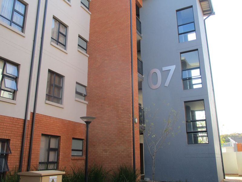 "Modern 2-Bed Apartment for Sale -Glen Marais "Price Reduced - Photo 2