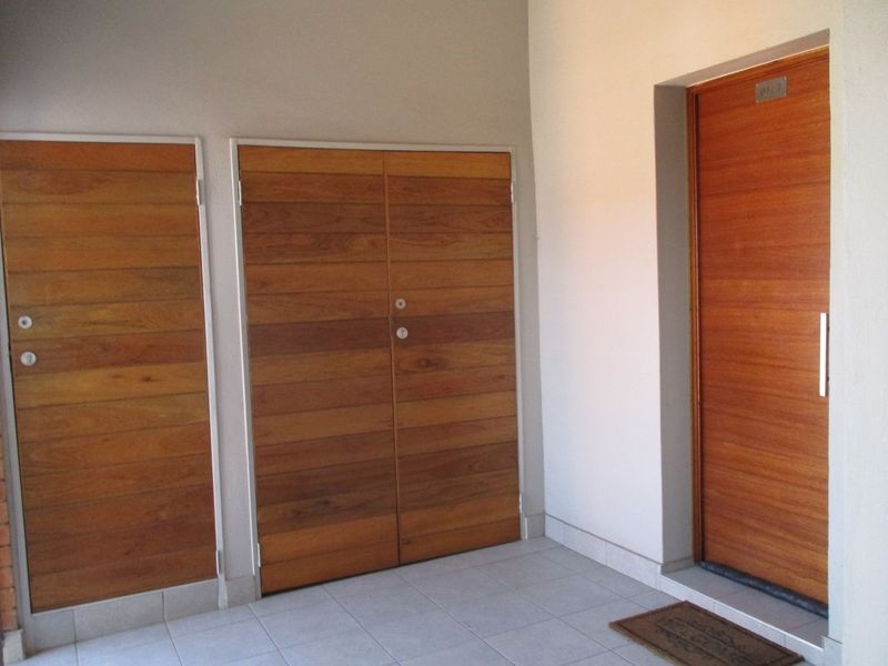 "Modern 2-Bed Apartment for Sale -Glen Marais "Price Reduced - Photo 10
