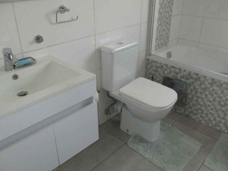 "Modern 2-Bed Apartment for Sale -Glen Marais "Price Reduced - Photo 3