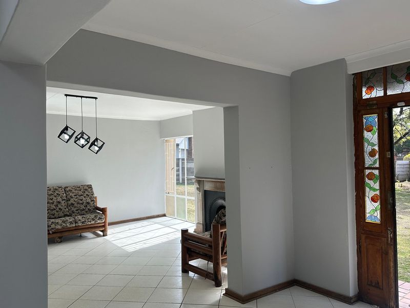 Modern Renovated Home with Flatlet in Prime Location! ⭐ - Photo 4