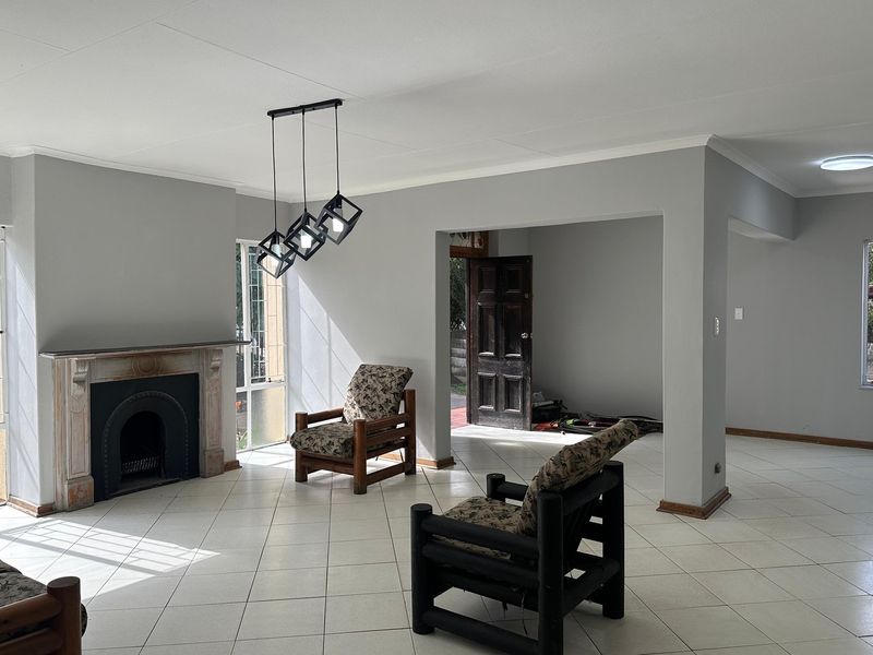 Modern Renovated Home with Flatlet in Prime Location! ⭐ - Photo 7