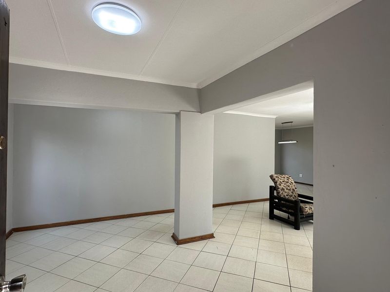 Modern Renovated Home with Flatlet in Prime Location! ⭐ - Photo 2