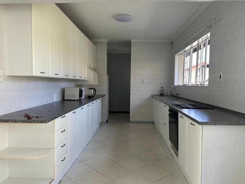 Modern Renovated Home with Flatlet in Prime Location! ⭐ - Photo 10