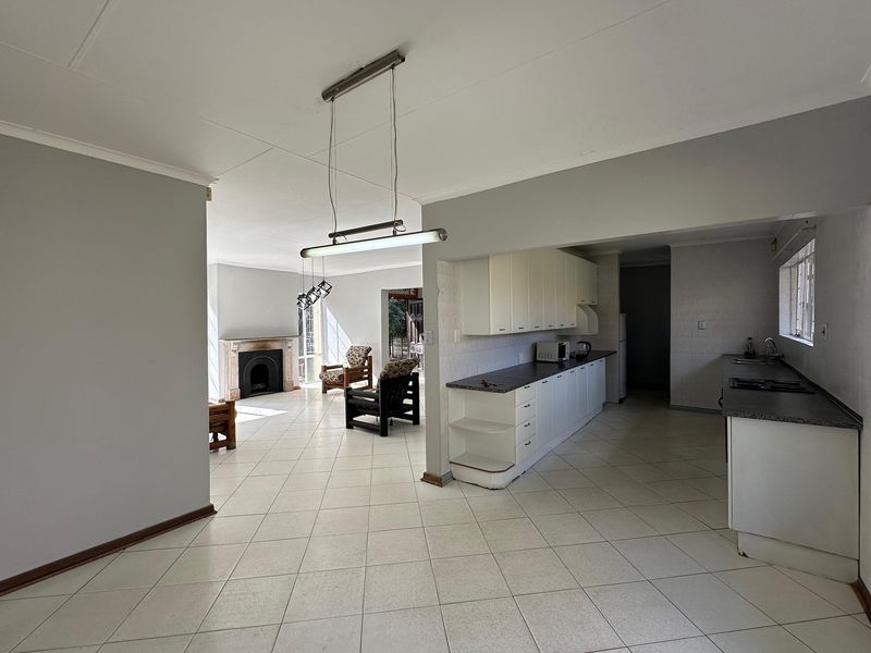 Modern Renovated Home with Flatlet in Prime Location! ⭐ - Photo 9