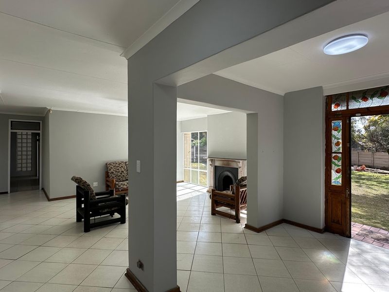 Modern Renovated Home with Flatlet in Prime Location! ⭐ - Photo 3