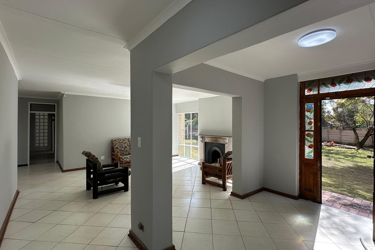 Modern Renovated Home with Flatlet in Prime Location! ⭐ - Photo 3