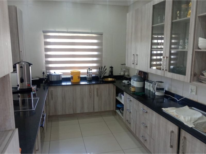 Charming Farmhouse Retreat in Witkop Meyerton Awaits You - Photo 9