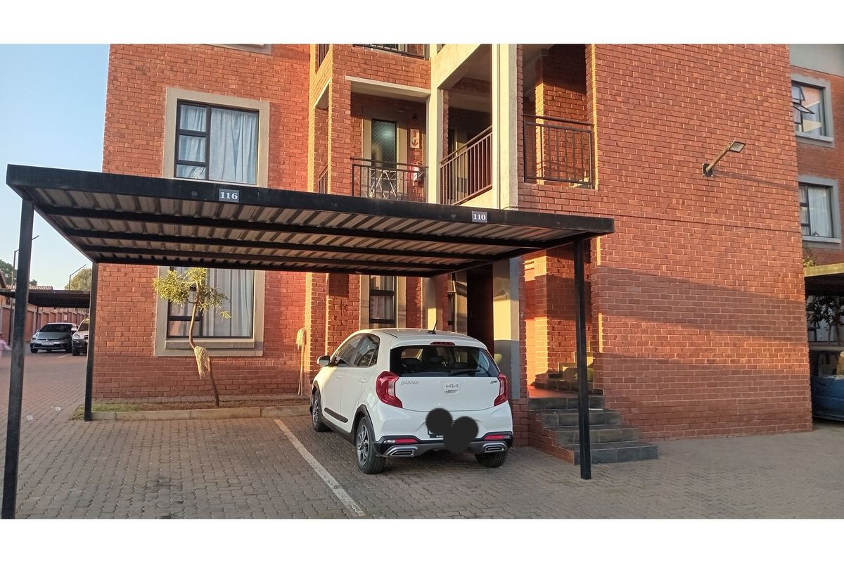 2 bedroom Apartment in Mikkadesh Complex, Witpotjie Roodepoort Johannesburg - Photo 2