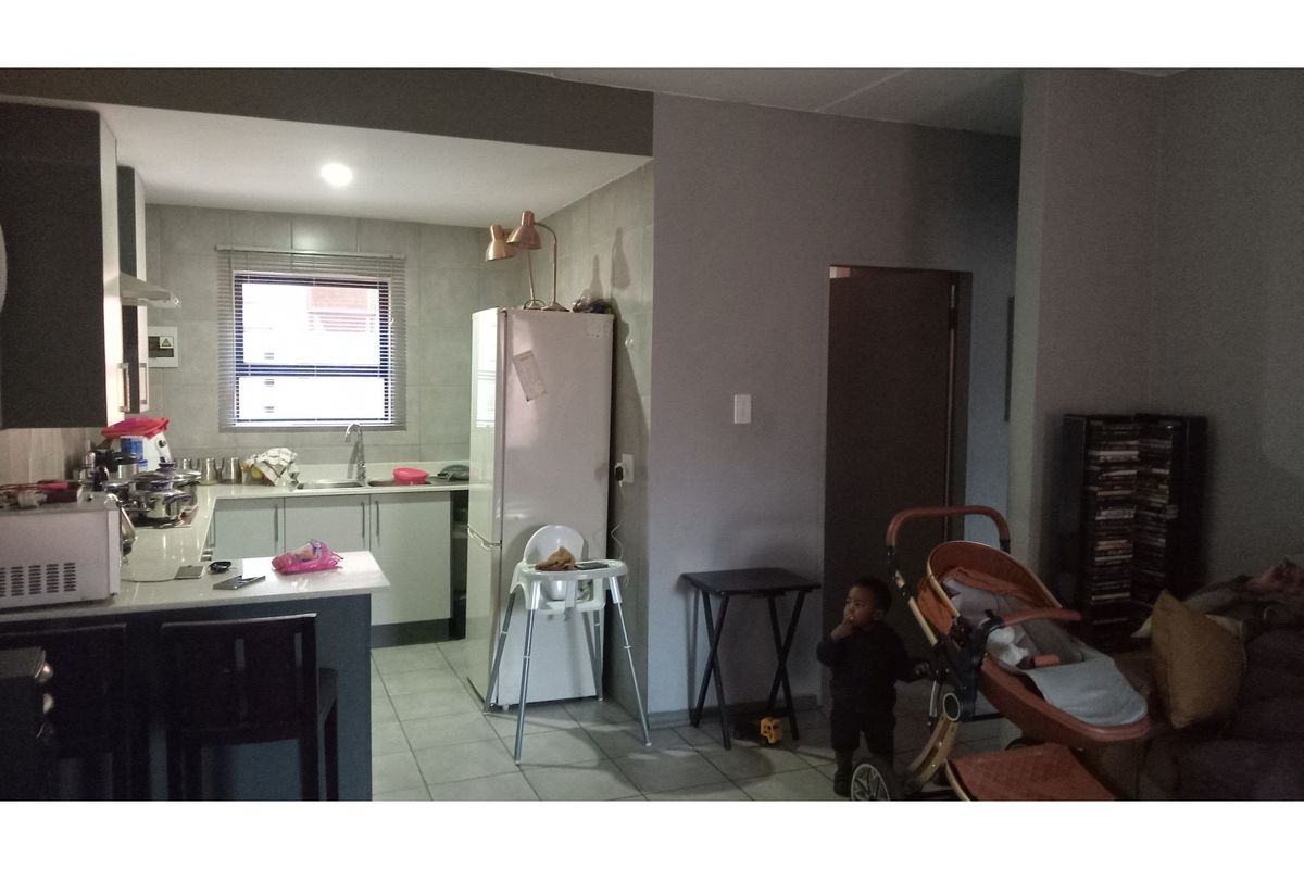 2 bedroom Apartment in Mikkadesh Complex, Witpotjie Roodepoort Johannesburg - Photo 3